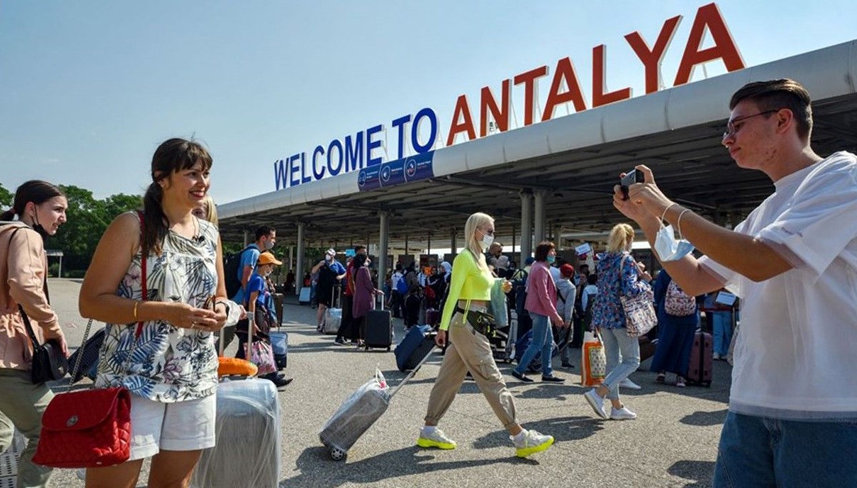 Antalya Havalimanı'nda uçak ve yolcu trafiğinde rekor kırıldı