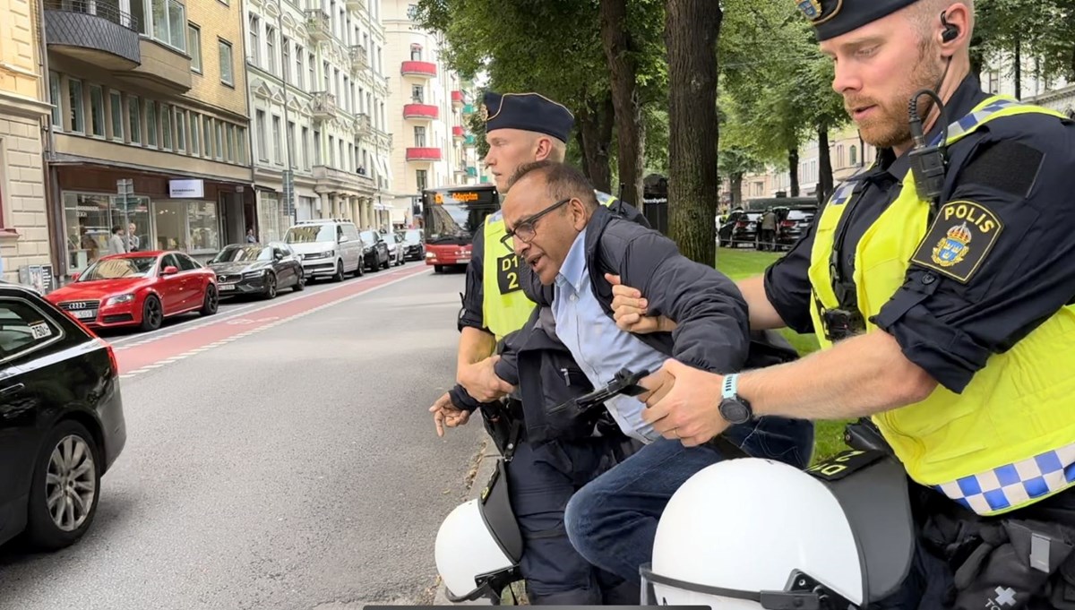 İsveç'te Kur'an-ı Kerim yakılmasına karşı çıkan kişiye polis müdahale etti