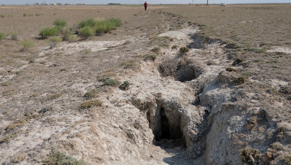 Tedirgin eden görüntü! 5 metreyi bulan yarıklar oluştu, sayıları her geçen gün artıyor