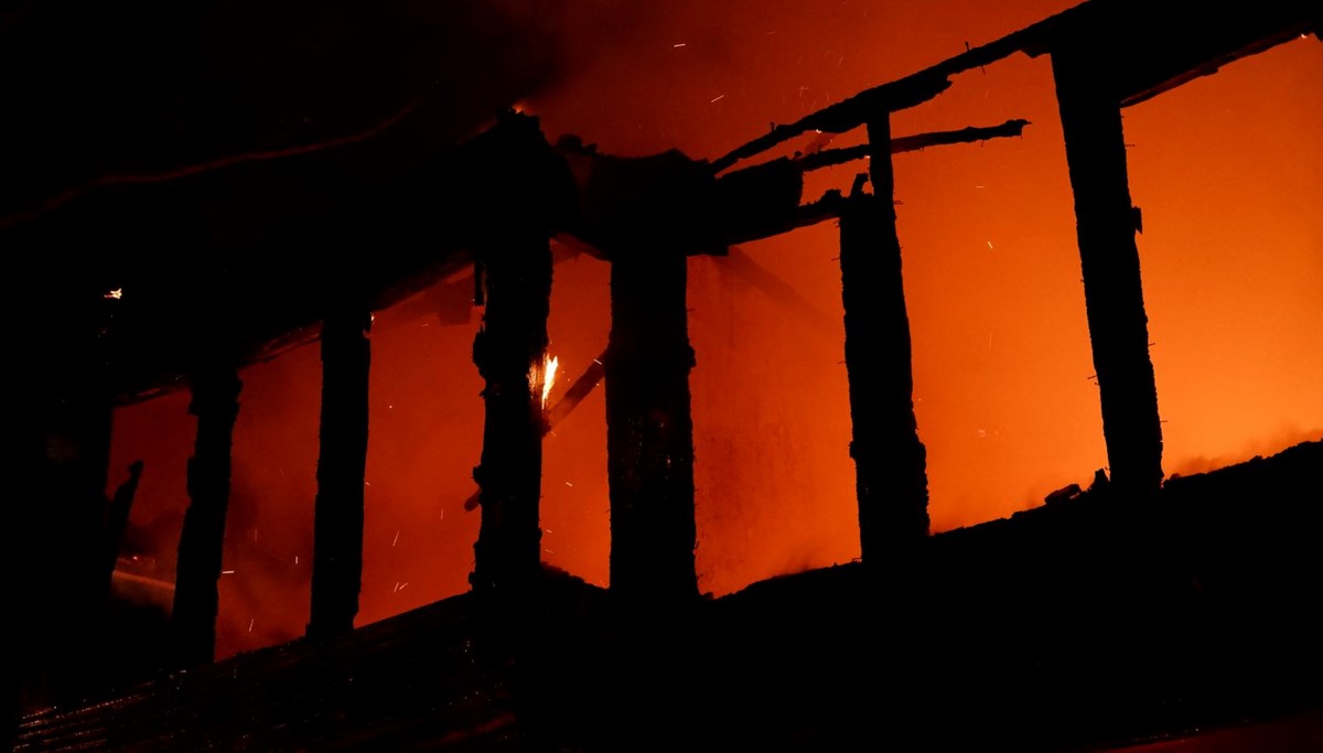 Edirne'de tarihi ahşap bina alev alev yandı