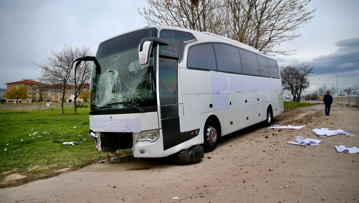 Eskişehir'de yolcu otobüsü bariyere çarptı: 17 yaralı