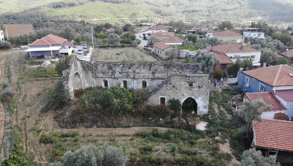 Muğla'da tarihi kiliseler definecilerin hedefinde: Delik deşik ettiler