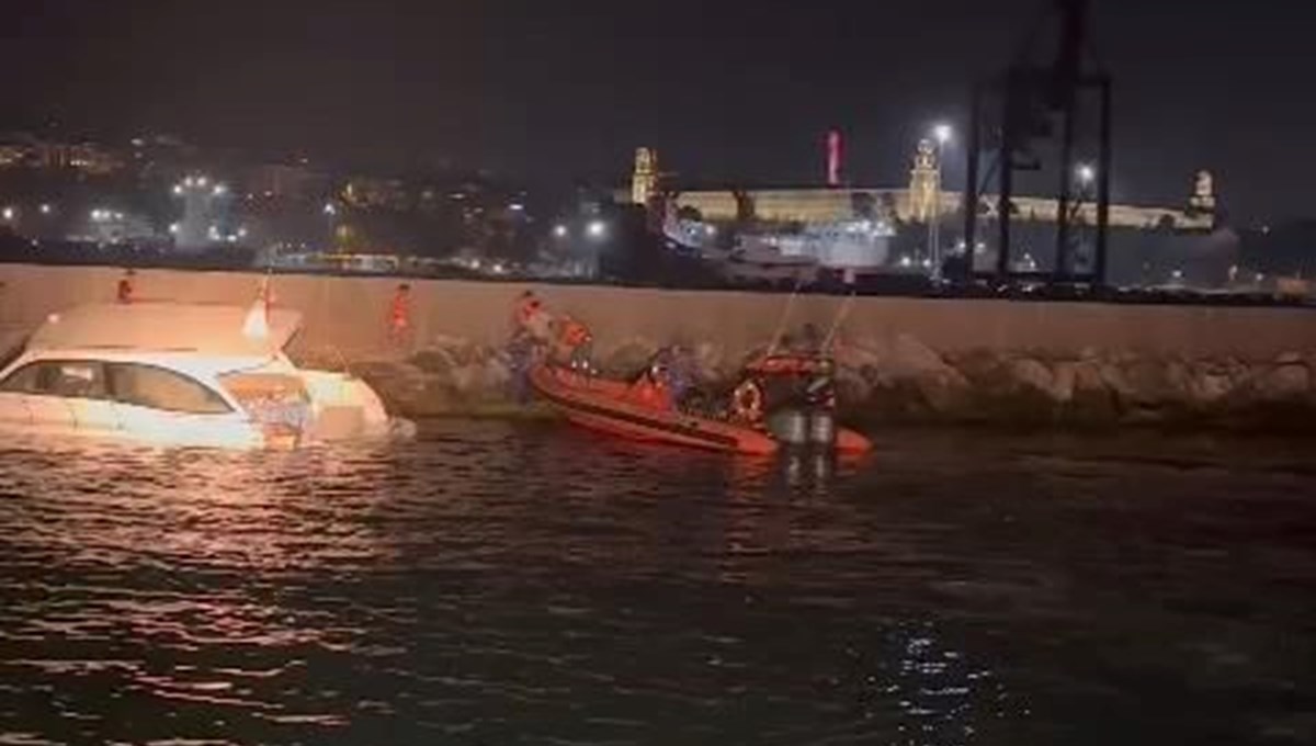 Haydarpaşa'da batmak üzere olan teknedeki 10 kişi kurtarıldı