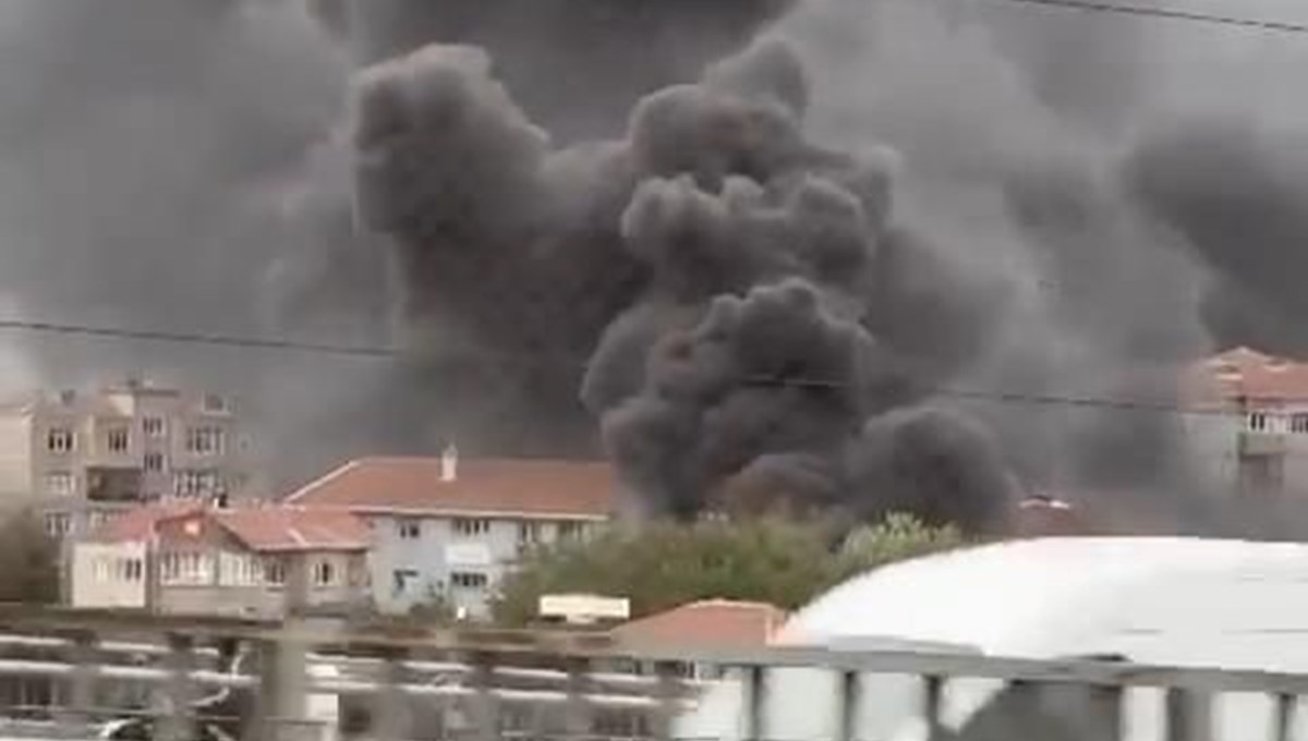 Küçükçekmece’de oto lastikçide yangın (Dumanlar İstanbul’un birçok noktasından görülüyor)