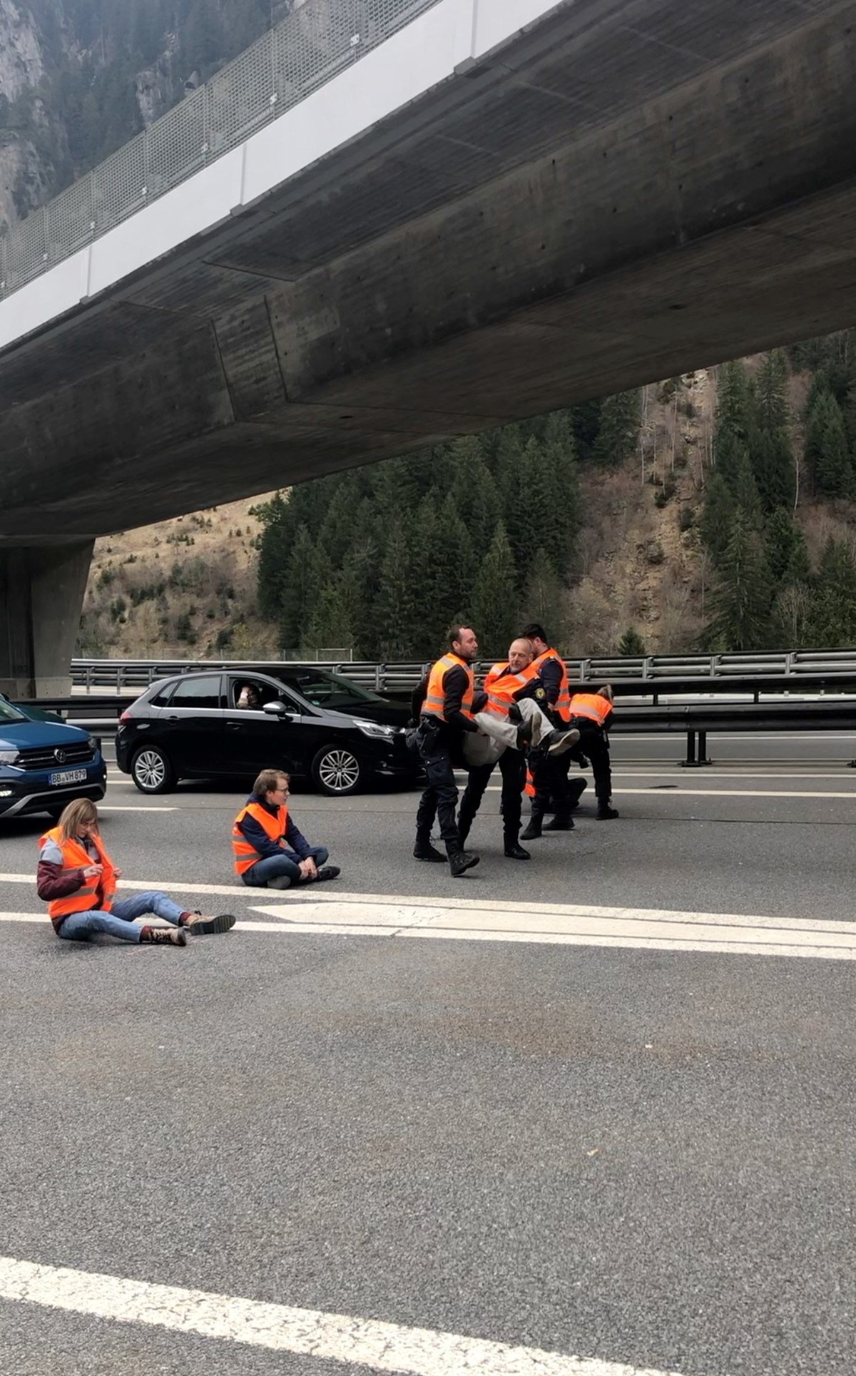 Trafiği kapatan eylemciler polis tarafından gözaltına alındı