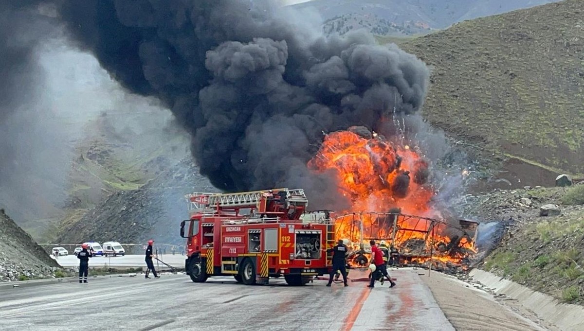 Erzincan'da iki TIR'ın çarpışması sonucu çıkan yangında sürücüler öldü