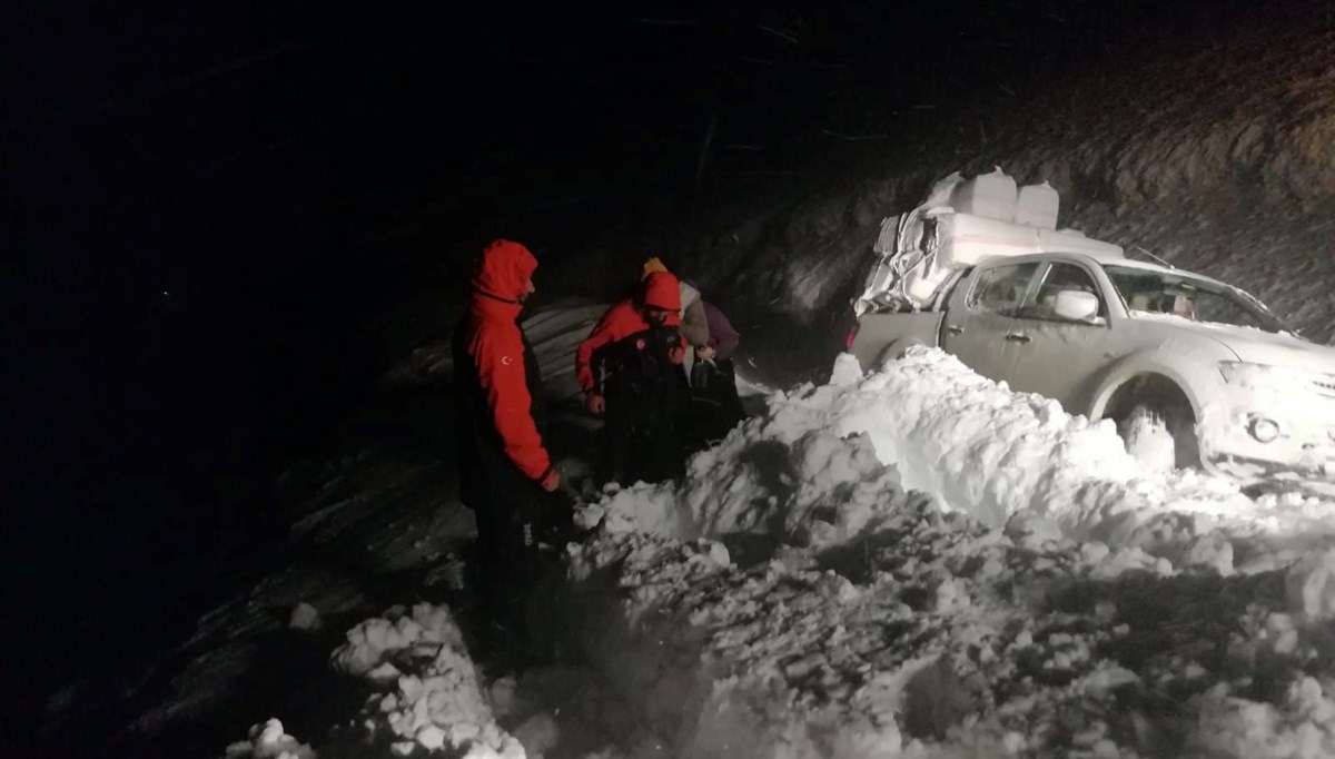 Gümüşhane'de kar ve tipi: Mahsur kalan 8 kişi kurtarıldı