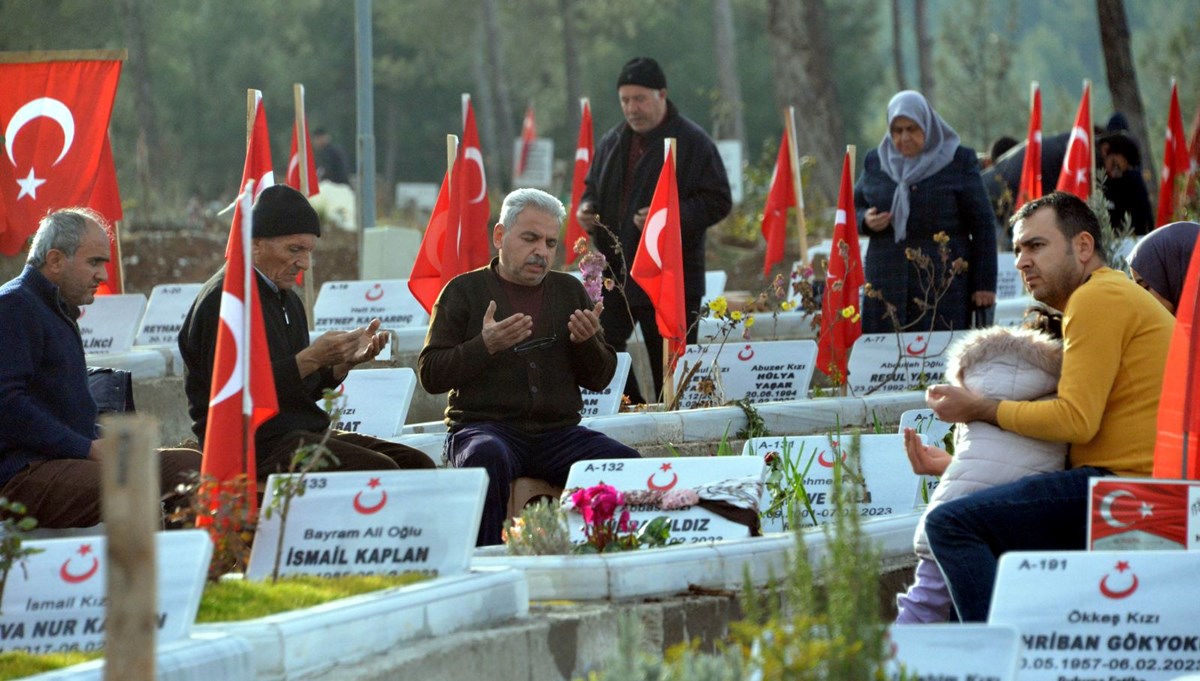 Kahramanmaraş’ta buruk yılbaşı: Yakınları için dua edip, gözyaşı döktüler