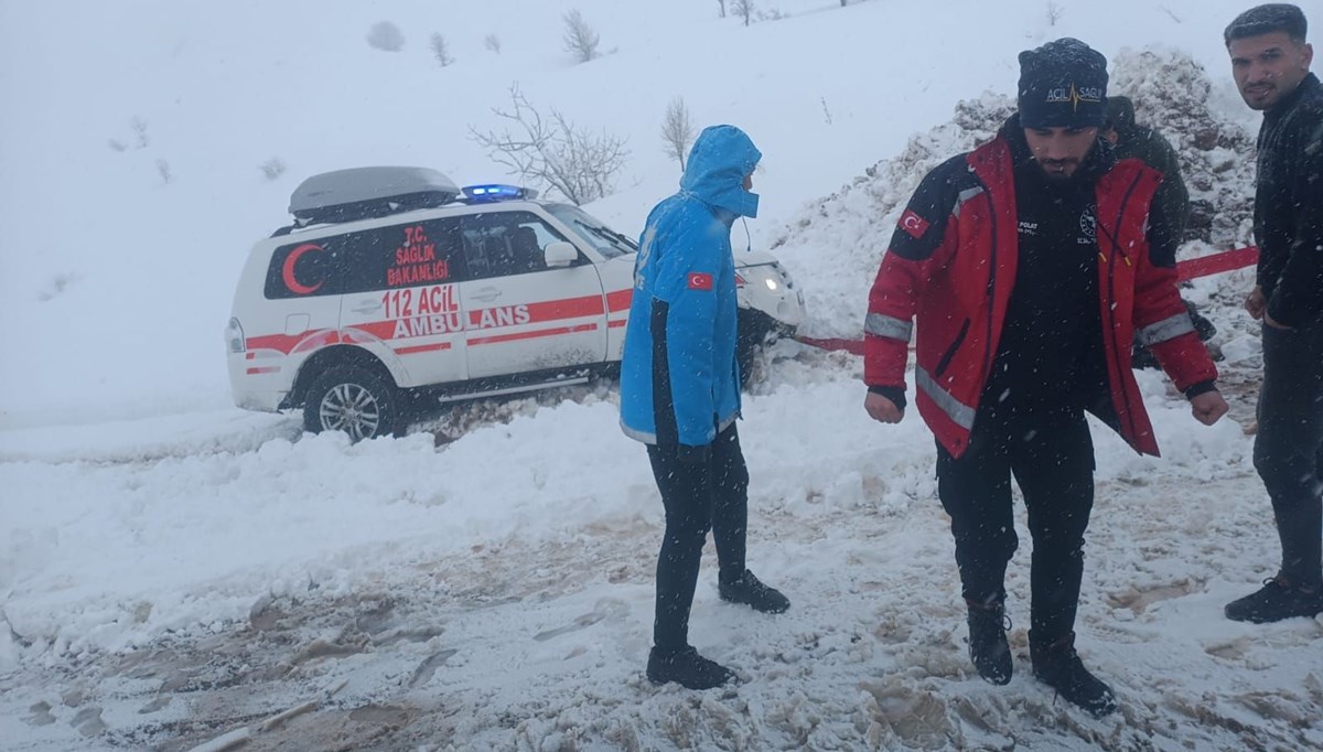 Siirt'te çığ düştü: Mahsur kalan 4 araçtaki 12 kişi kurtarıldı