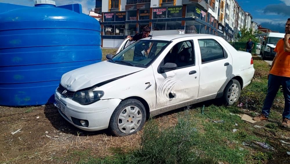 Otomobil su tankına çarptı: 1 yaralı