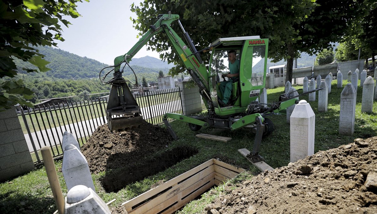 Srebrenitsa soykırımının 14 kurbanı için mezar yerleri kazıldı