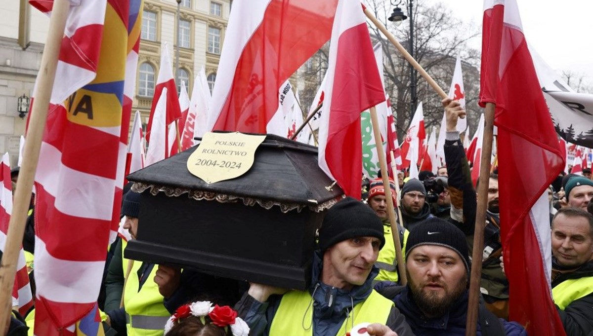 Polonya'da çiftçilerden tabutlu protesto