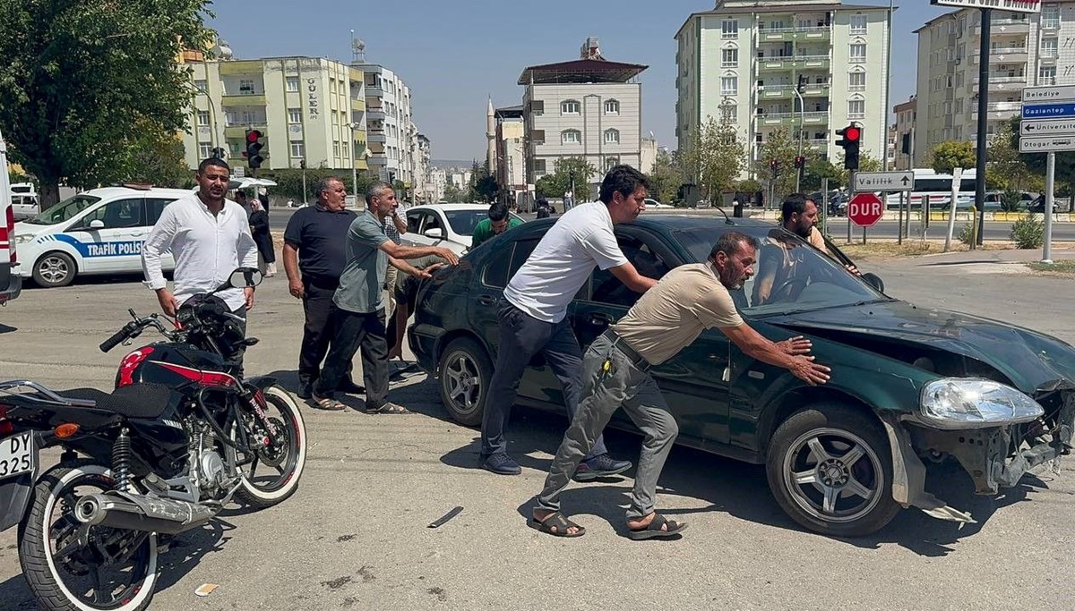 Kilis’te motosiklet ile otomobil çarpıştı: 2 yaralı