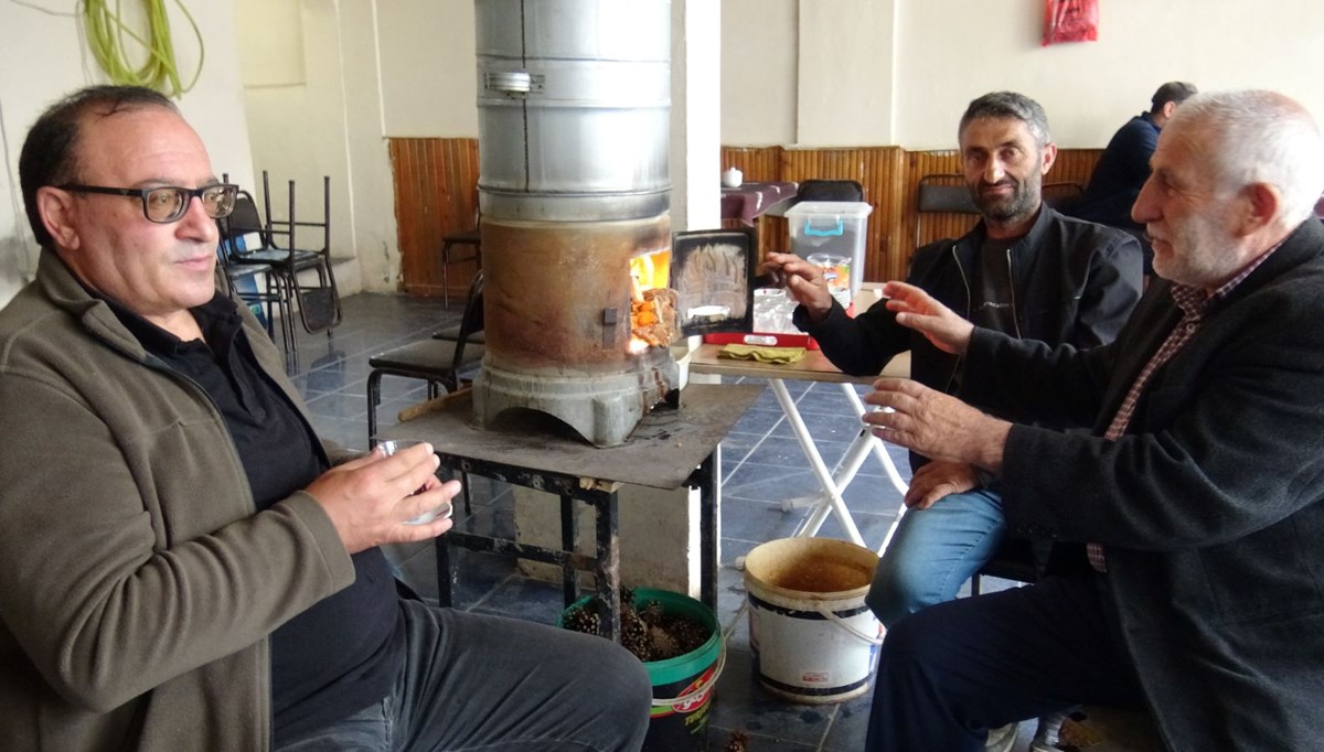 Türkiye sıcak havanın etkisi altında ama bu ilçe donuyor! Temmuz ayında soba yakarak ısınıyorlar