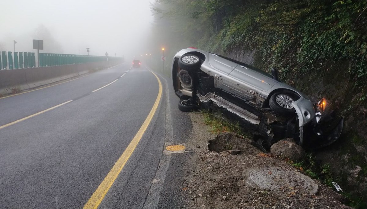 Bolu Dağı'nın Düzce geçişinde devrilen otomobilin sürücüsü ağır yaralandı