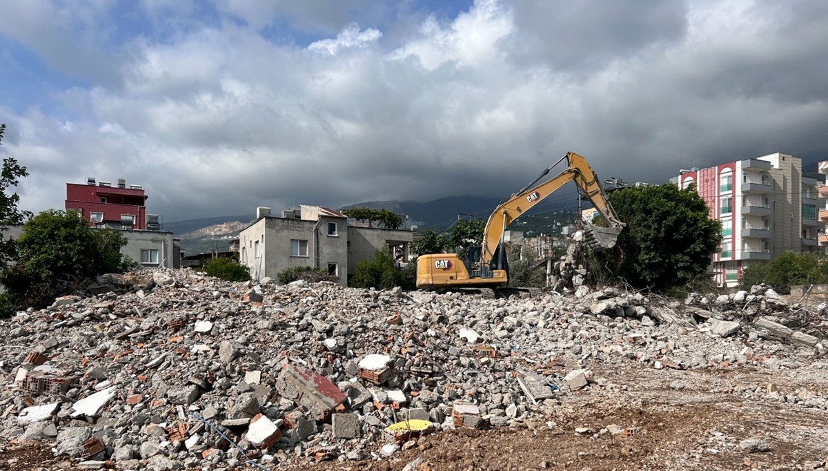 Hatay'da 5 katlı bina yıkıldı! 