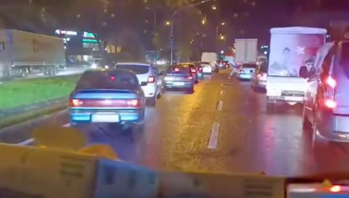 Düzce'de ambulansa fermuar sistemi ile yol verildi