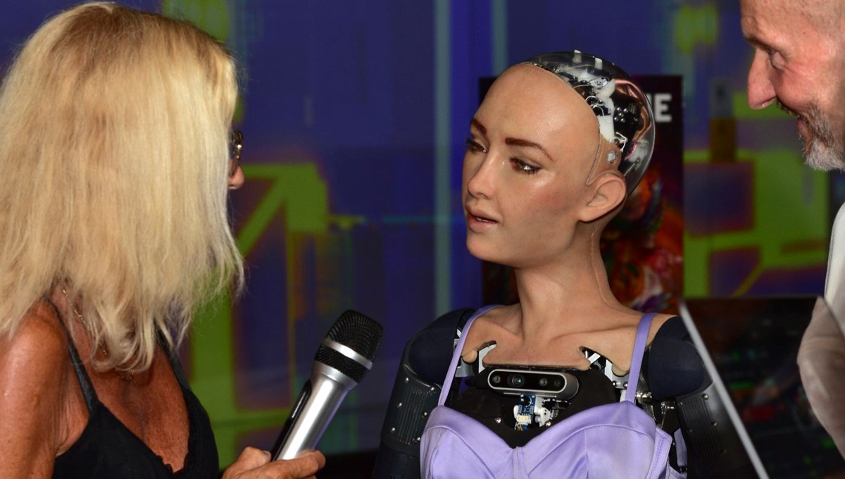 Dünyada vatandaşlığa kabul edilen ilk robot Sophia, Antalya'da tanıtıldı