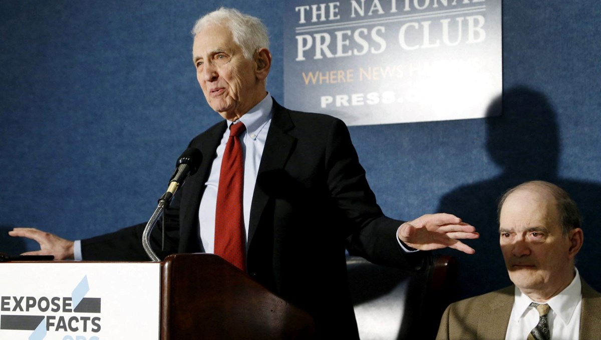 Pentagon belgelerini sızdıran Daniel Ellsberg hayatını kaybetti