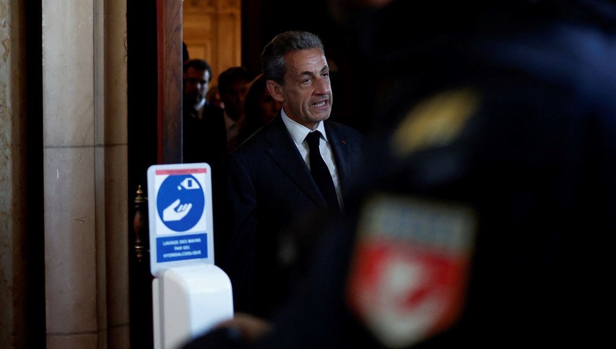 Eski Fransa Cumhurbaşkanı Sarkozy'ye elektronik kelepçe kararı