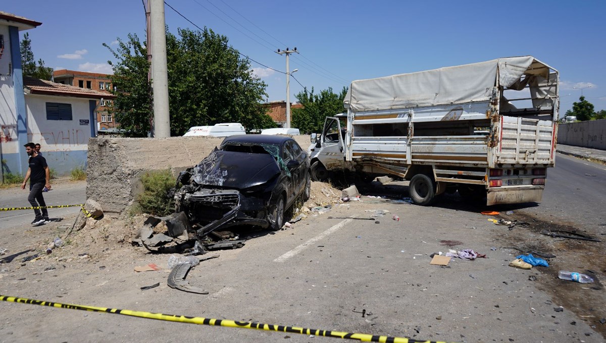 Tarım işçilerini taşıyan kamyonet ile otomobil çarpıştı: 1'i ağır 5 yaralı