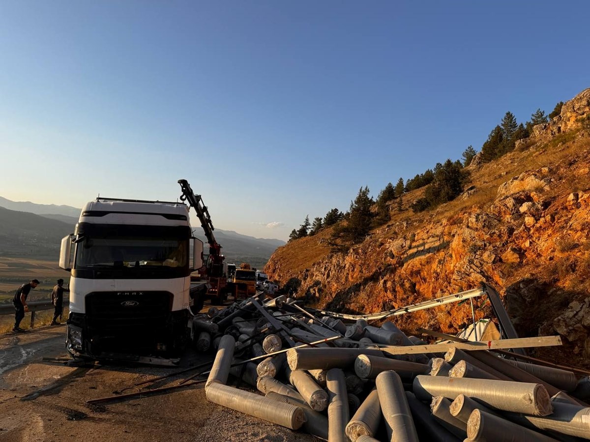 Kumaş yüklü tır devrildi: Kahramanmaraş-Kayseri kara yolu kapandı