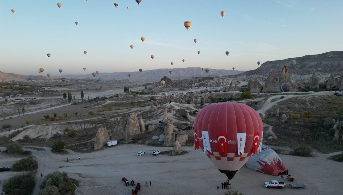 Gökyüzünde cumhuriyet coşkusu: Balonlar Türk bayrakları ve Atatürk posterleri ile havalandı