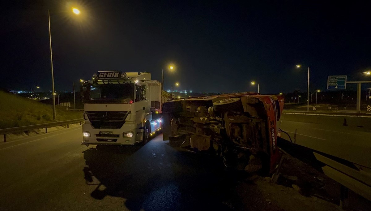 Kuzey Marmara Otoyolu'nda virajı dönemeyen odun yüklü kamyon devrildi