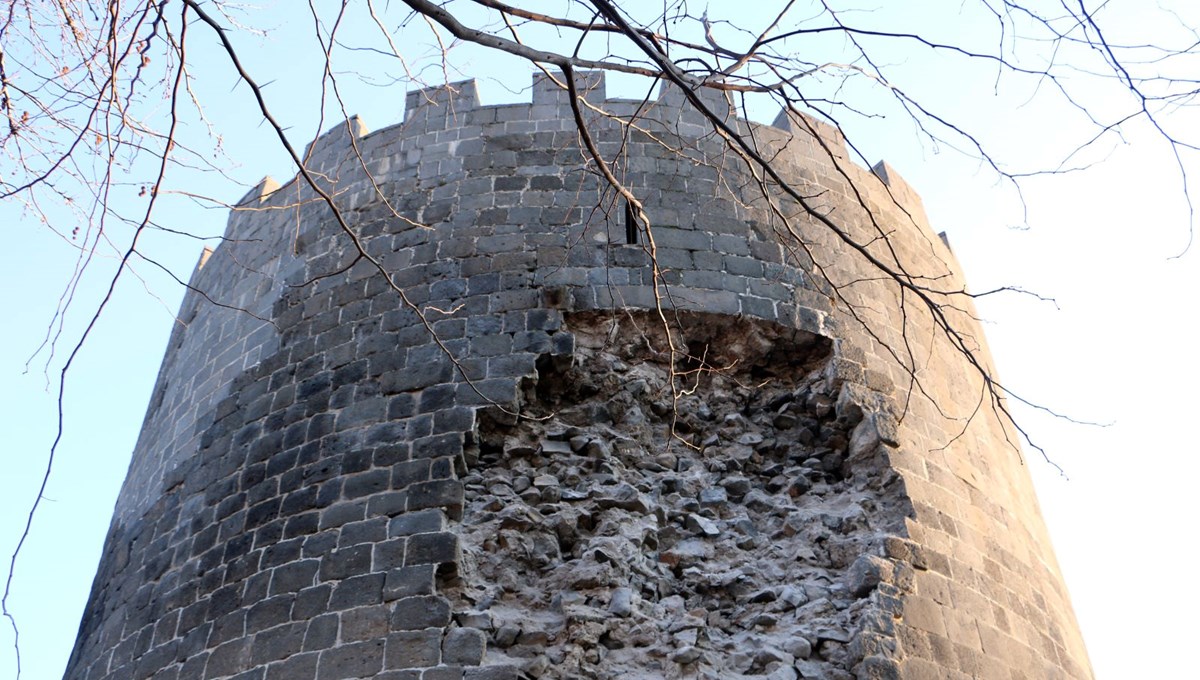 Deprem felaketi, UNESCO Dünya Kültür Mirası Listesi'ndeki Diyarbakır Surları'nı da vurdu