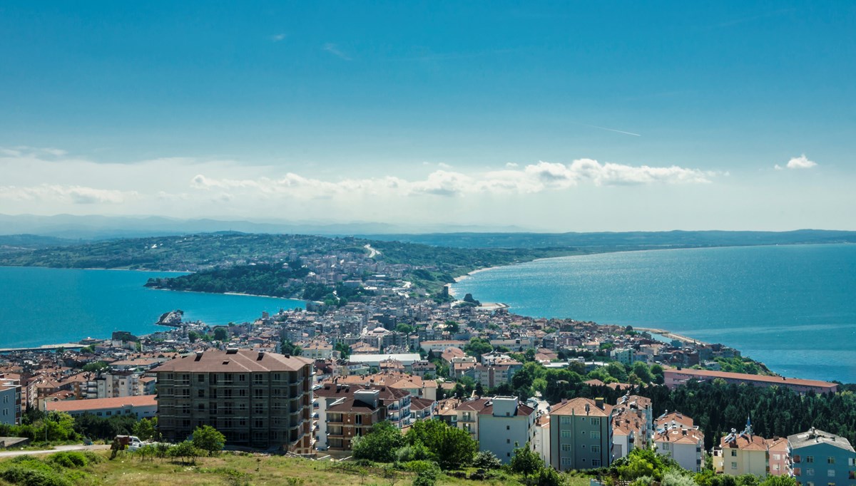 Sinop'ta iki hafif ticari araç çarpıştı, bir kişi yaralandı