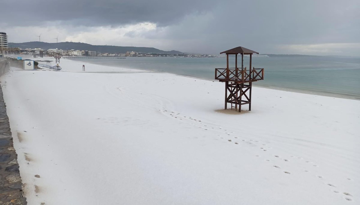 Dolunun etkili olduğu Çeşme'de plajlar beyaza büründü