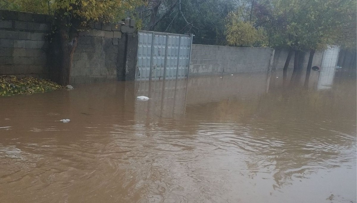 Kahta’da yağmur sonrası yollar göle döndü