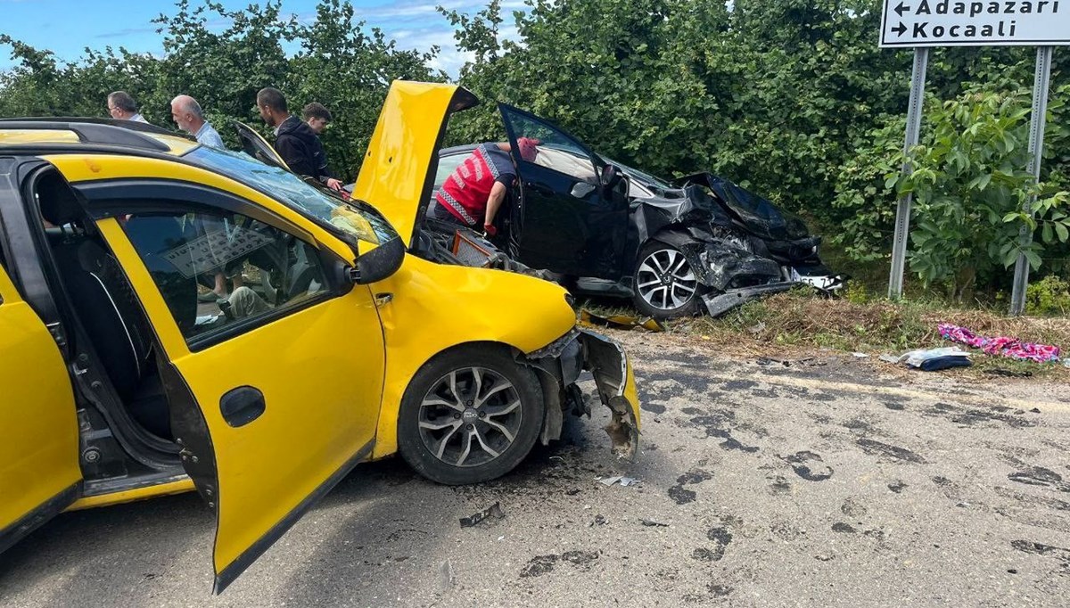 İki otomobil kafa kafaya çarpıştı: 8 yaralı