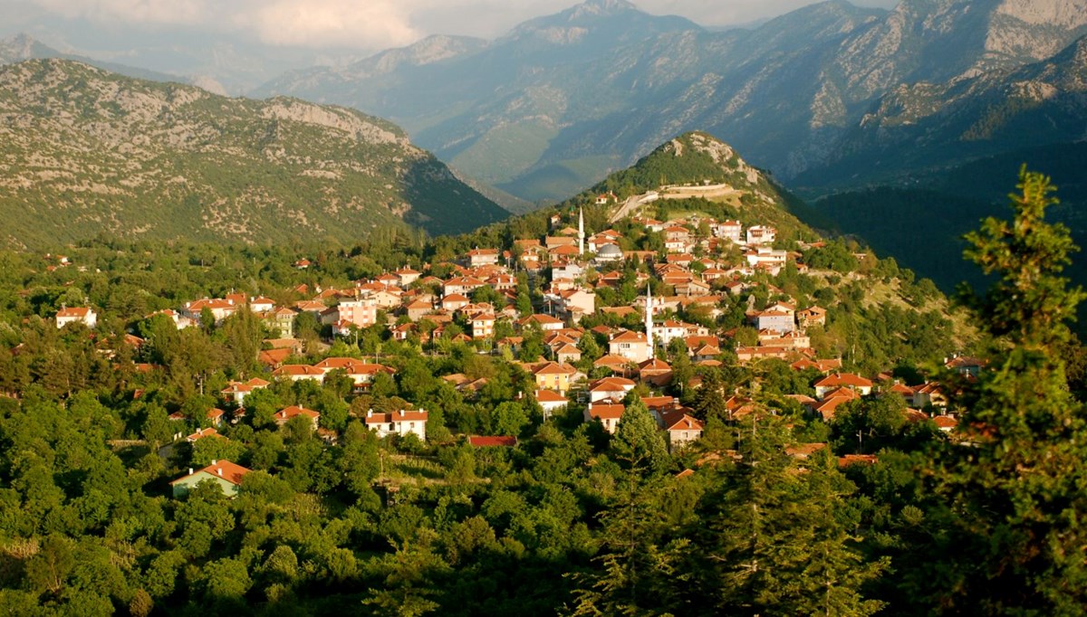 Sadece 600 kişi yaşıyor, bakan da buralı: Düğmeli evleri ve festivaliyle ünlü köy dünyanın en iyisi seçildi