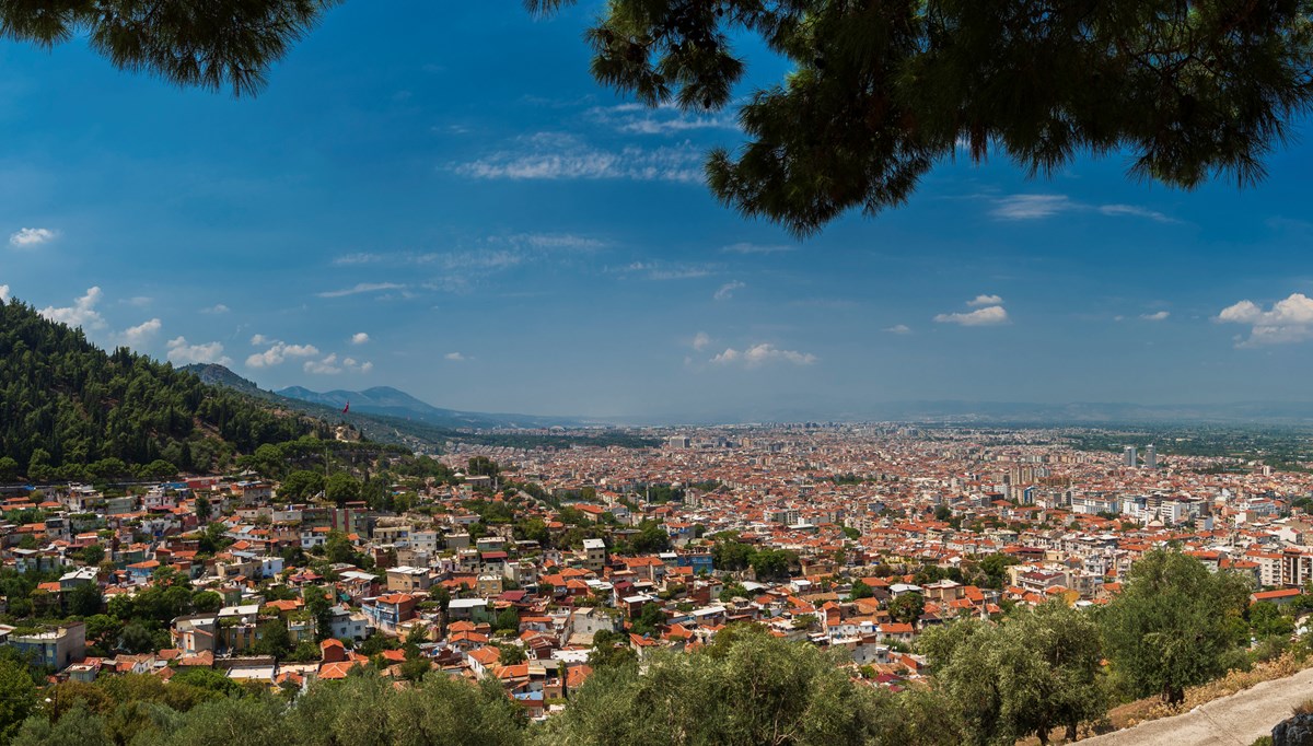 Manisa'da midibüsle çöp kamyonunun çarpışması sonucu 17 kişi yaralandı