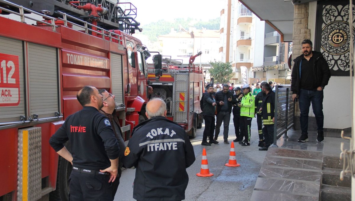 Otelde yangın paniği: 1 kişi camdan atlayıp ağır yaralandı