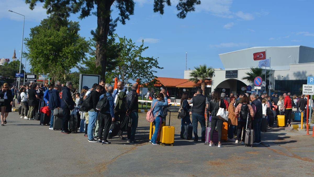 Ayvalık'tan Midilli Adası'na geçişlerde yoğunluk yaşanıyor