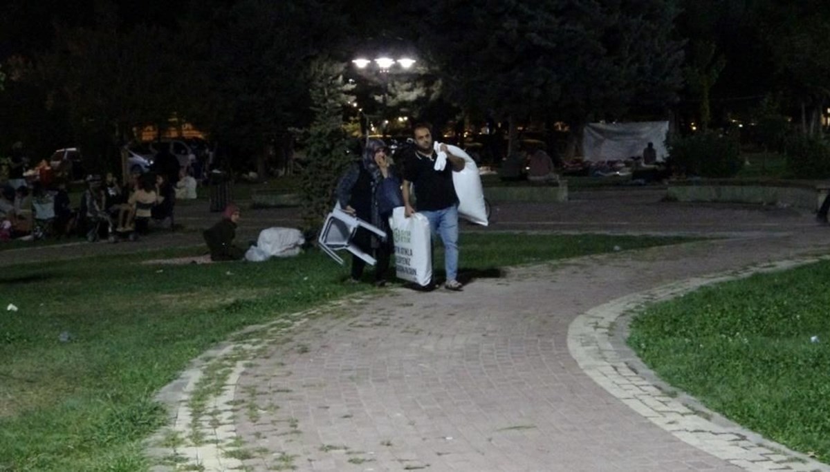 Malatyalılar park ve bahçelerde sabahlıyor