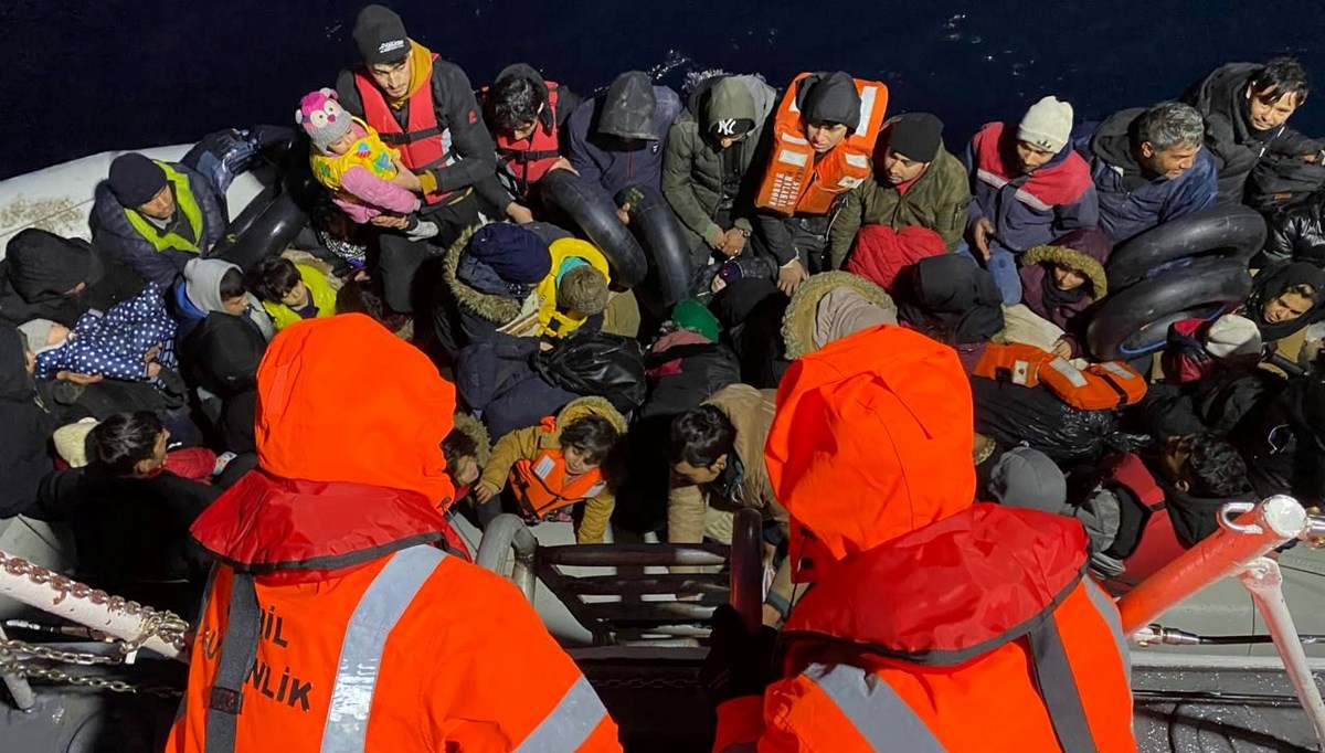 İzmir açıklarında 122 düzensiz göçmen kurtarıldı