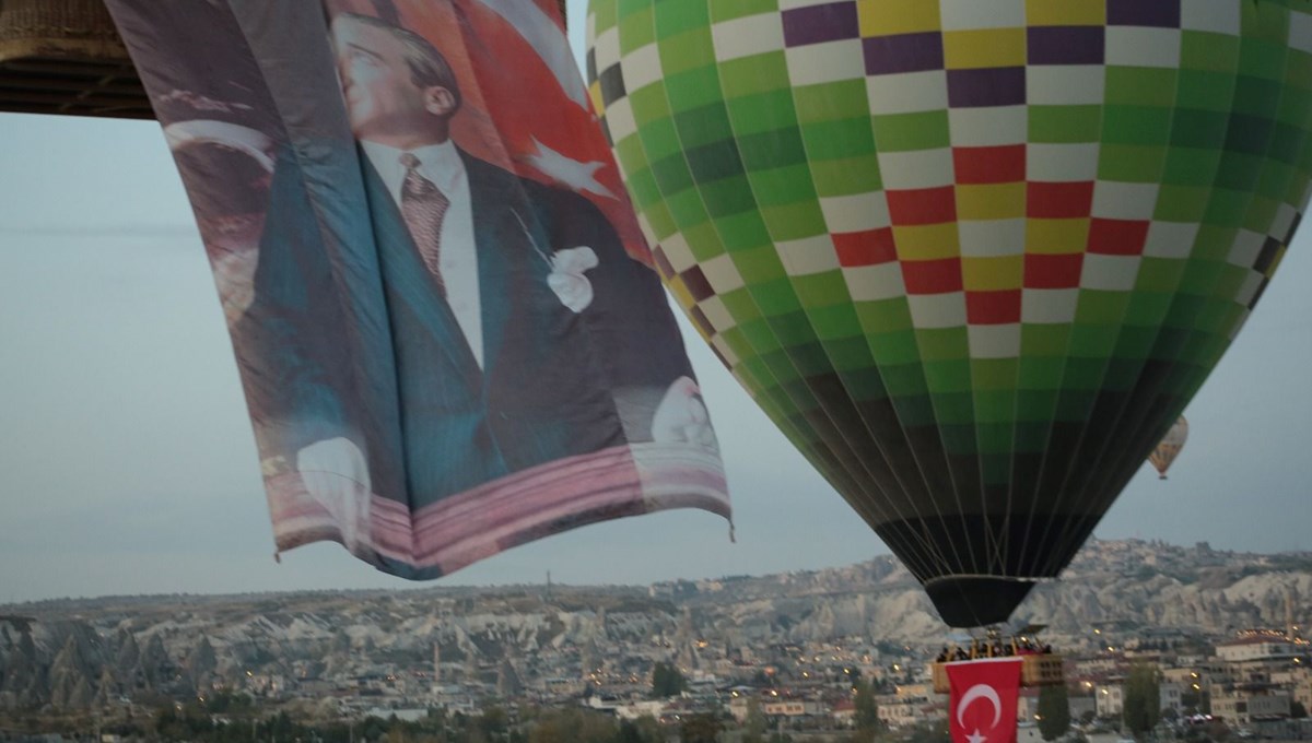 Kapadokya'da balonlar Türk bayrakları ve Atatürk posteri ile uçtu