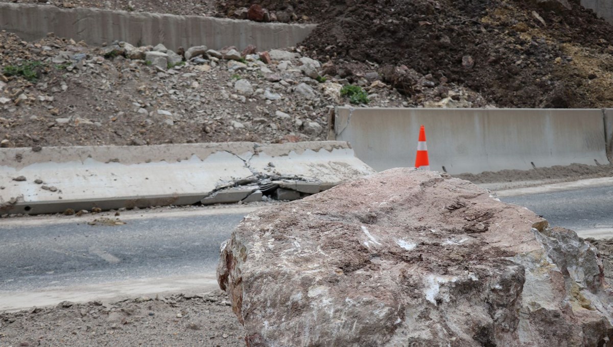 Bolu'da heyelan: Ankara yönü trafiğe kapandı