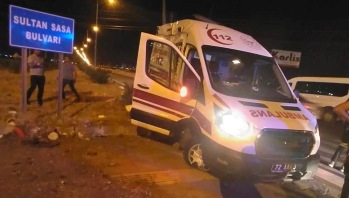 Ambulans ile belediye otobüsü çarpıştı: 3 yaralı