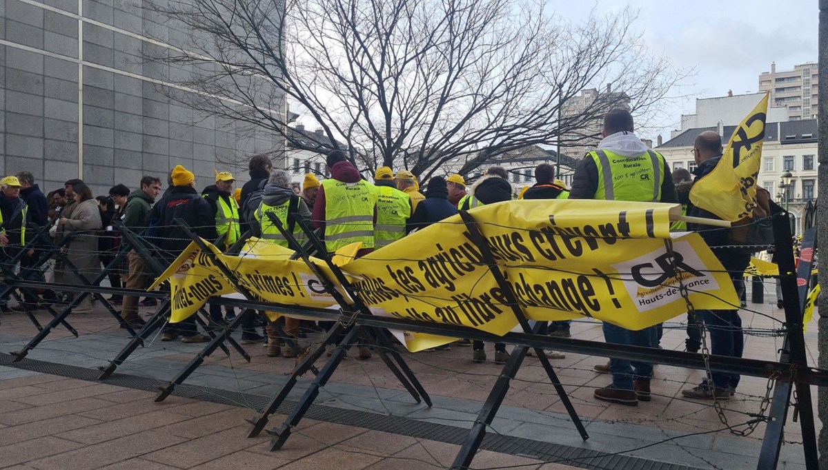 Avrupa Parlamentosu önünde çiftçilerden protesto