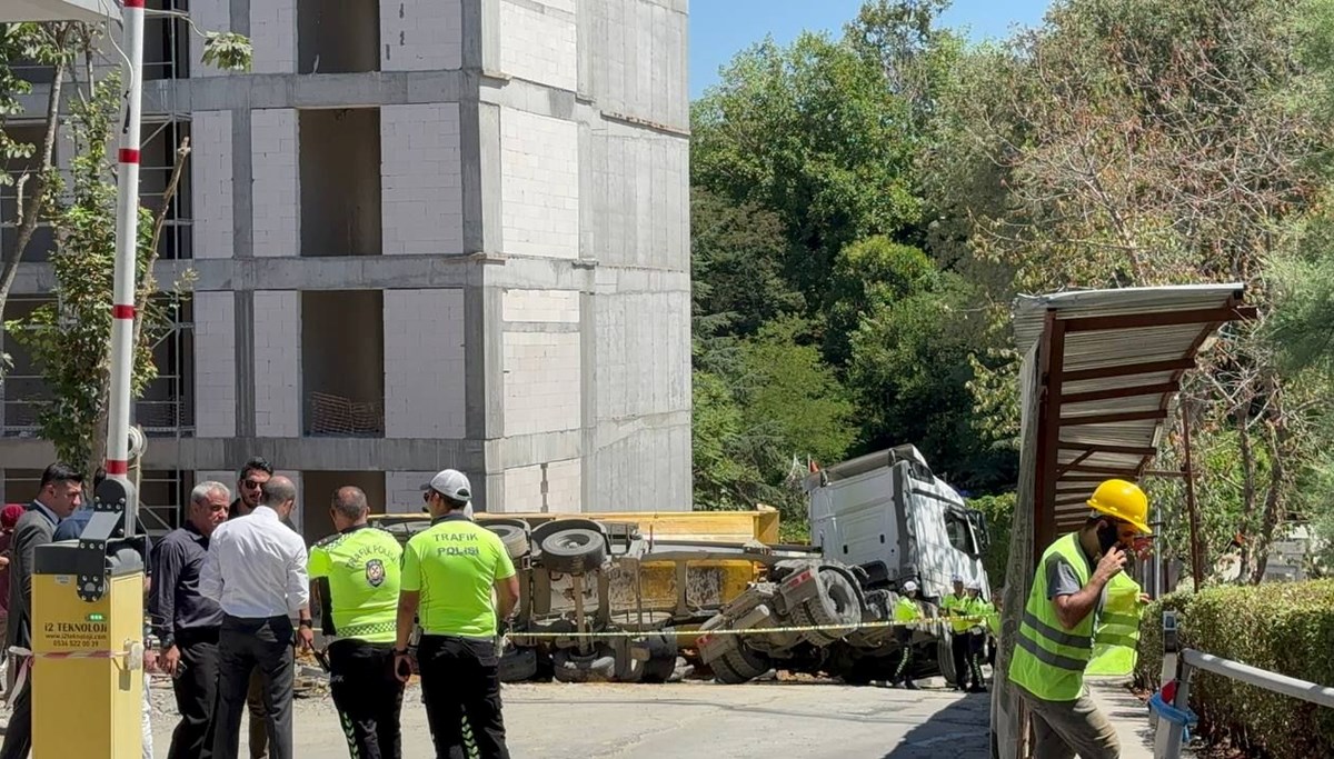 İstanbul’da feci ölüm: Yan yatan hafriyat kamyonunun altında kaldı