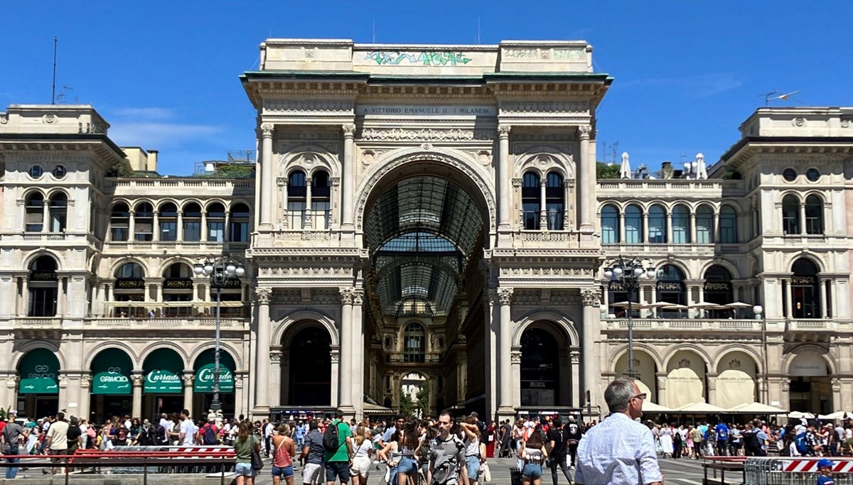 İtalya'nın tarihi çarşısı 'Galleria Vittorio Emanuele II'ye devasa grafiti: Vandallar aranıyor