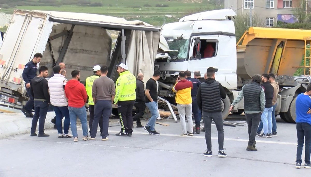 Kontrolden çıkan kamyonet kırmızı ışıkta bekleyenlere çarptı: 2 yaralı