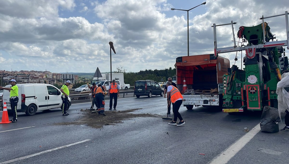 Gaziosmanpaşa'da poşet yüklü kamyonet devrildi: 2 yaralı