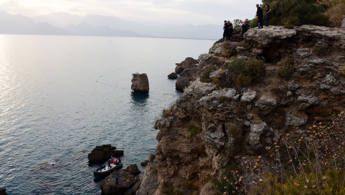 Antalya'da kayalıklarda kadın cesedi bulundu