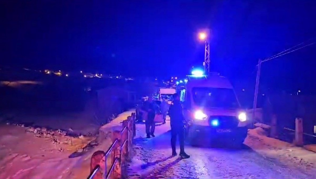 Ardahan'da minibüs şarampole devrildi: 15 yaralı