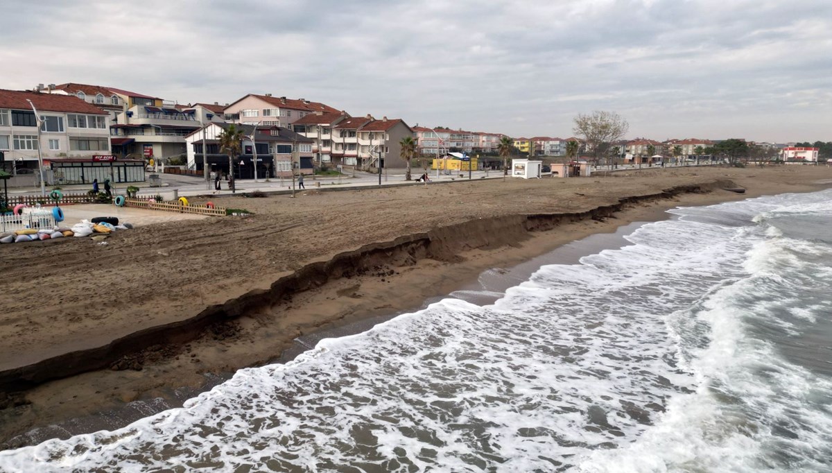 Karasu sahilinde görülen kıyı erozyonunda artış